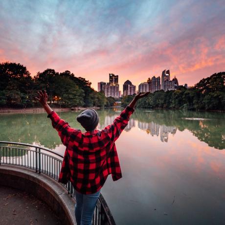 Posando frente al horizonte de Atlanta, Georgia