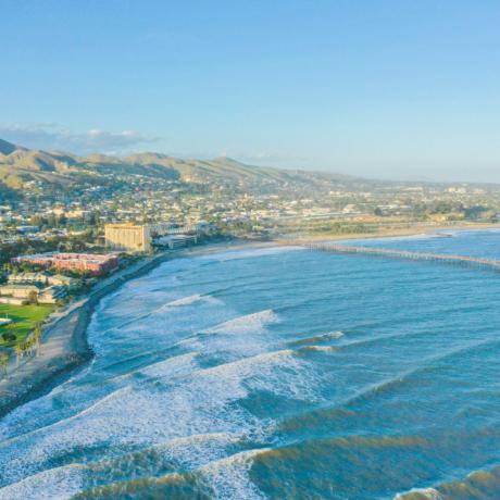 Ventura Beach Pier en la costa de Ventura, California
