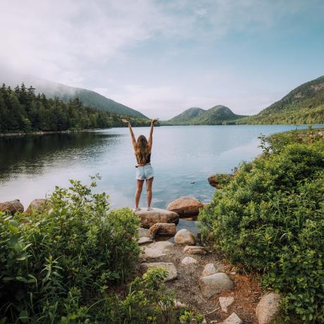 Vista de un lago con montañas en el fondo en Maine