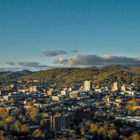 Horizonte de Asheville, Carolina do Norte, nas Blue Ridge Mountains