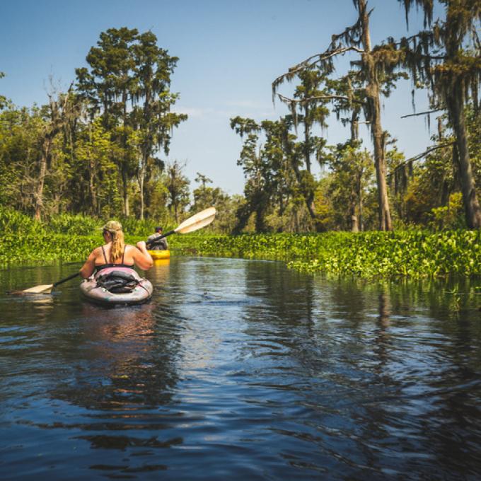 在路易斯安那州新奥尔良的皇家街上,伴随街头艺人演奏的现场音乐翩翩起舞
