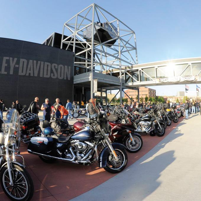 Rassemblement de propriétaires de motos devant le Harley-Davidson Museum