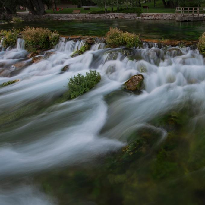 面積の大きなモンタナ州には、わずか 61 メートルの世界最短の川、ロー川（The Roe）があります。