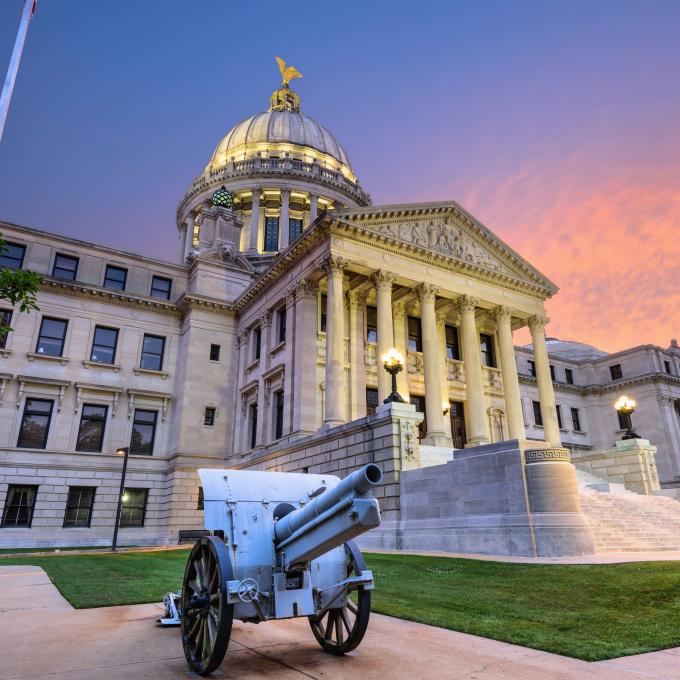 杰克逊市一开始名叫“LeFleur's Bluff”，是根据法裔加拿大商人 Louis LeFleur 的名字命名，后来在 1822 年成为州府后，才根据美国第七任总统安德鲁·杰克逊的名字改为如今的名称。