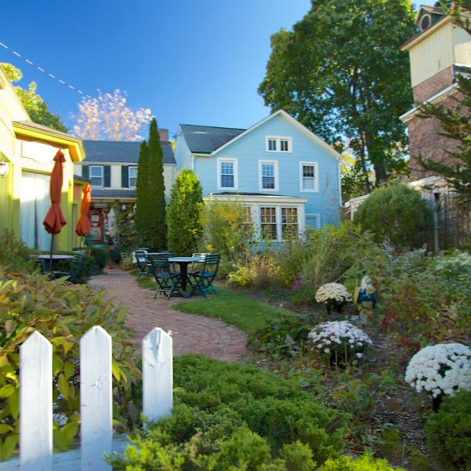 Edificios pintorescos en el pueblo de New Rochelle en el Hudson Valley del estado de Nueva York