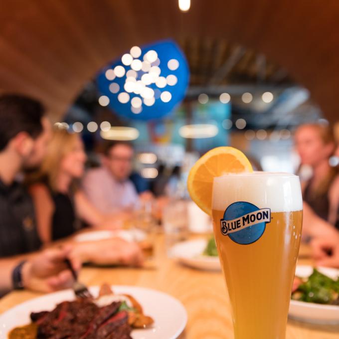 Una cerveza artesanal y Blue Moon Brewery en Denver