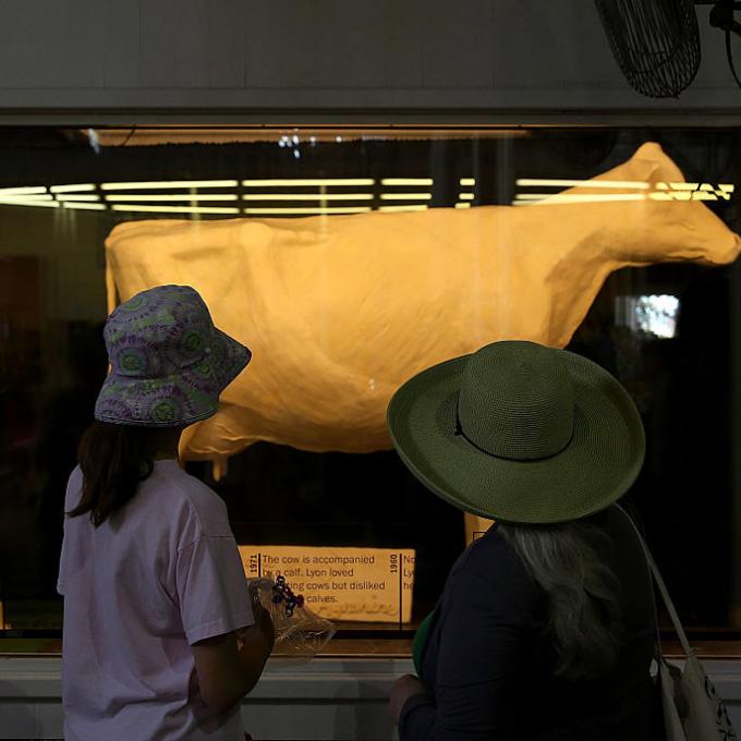 得梅因爱荷华州博览会上的黄油奶牛雕塑