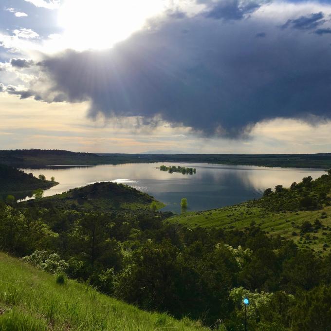 아름다운 맥피 저수지 아래에는 사실 유령 마을이 잠들어 있답니다.