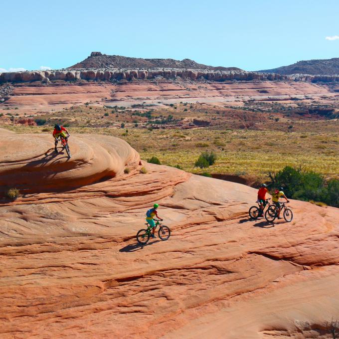 슬릭록 트레일에서 놀라운 풍경을 감상하는 사이클리스트들
