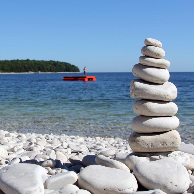 Ein Turm aus Kieselsteinen am Schoolhouse Beach in Door County, Wisconsin
