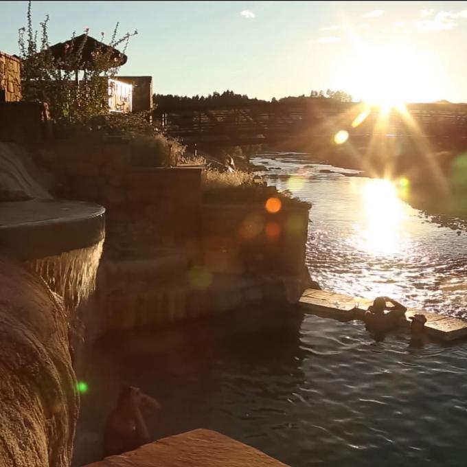 パゴサスプリングスの温泉プールでリラックス