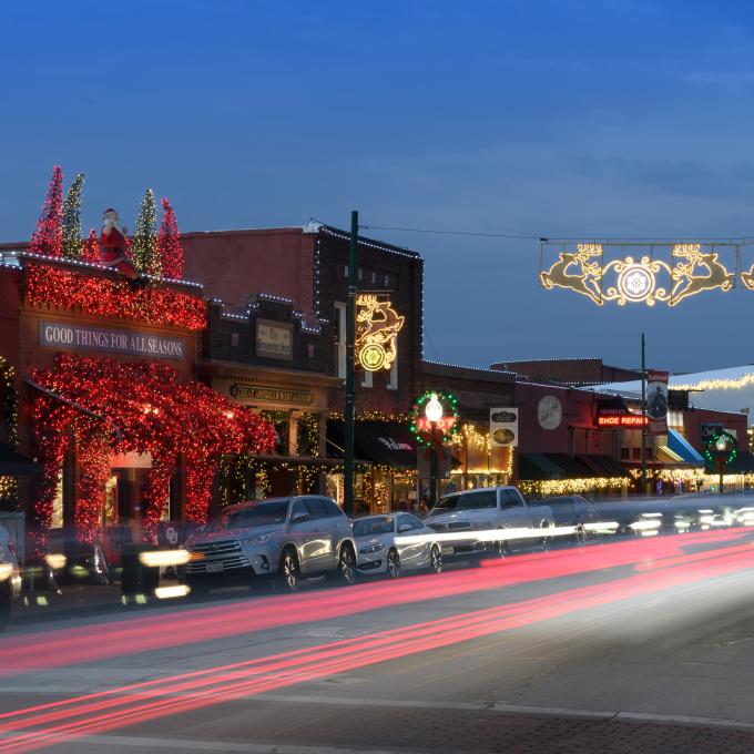 Placas com luzes de natal no centro de Grapevine, Texas