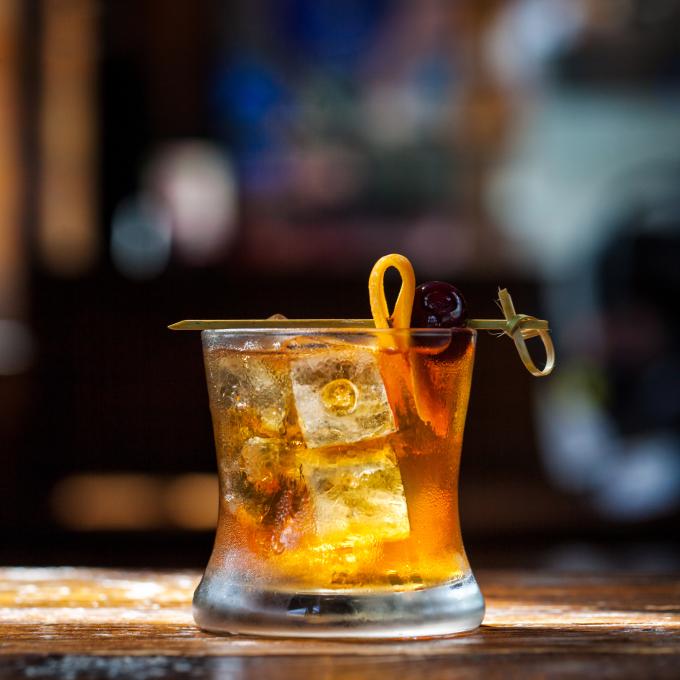 Un cóctel de bourbon en un bar de Lexington, Kentucky