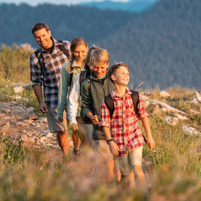 Caminhando pelas trilhas nas montanhas de Vail, Colorado