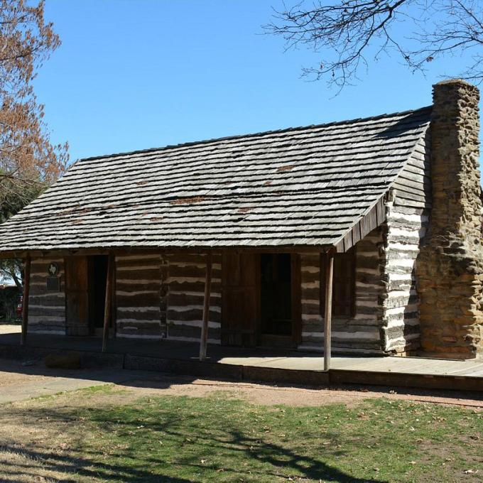 Exterior da histórica Torian Log Cabin em Grapevine, Texas