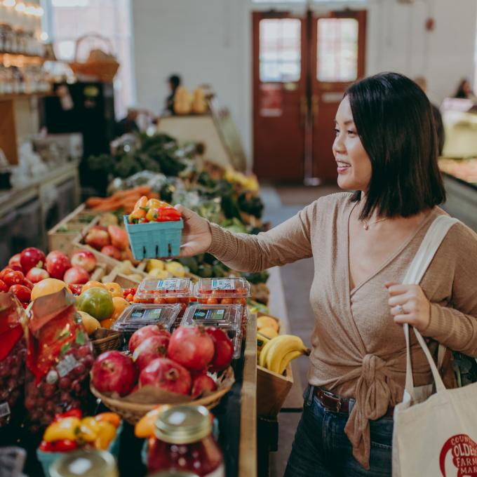 在宾夕法尼亚州兰卡斯特的兰卡斯特中央市场 (Lancaster Central Market) 挑选当地新鲜农产品