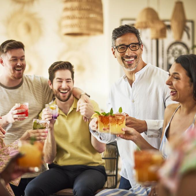 在德克萨斯州达拉斯的餐厅享用鸡尾酒