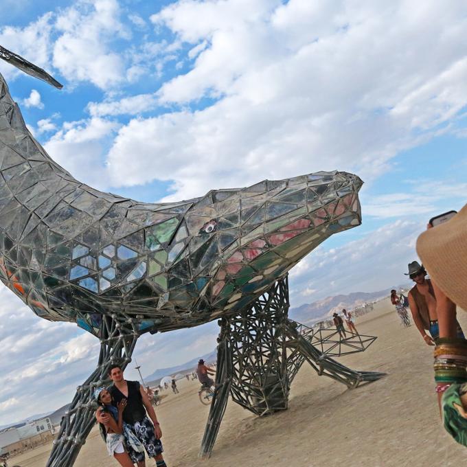在内华达州黑岩城参加火人节的游客与雕塑合影