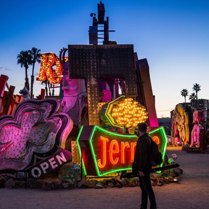 内华达州拉斯维加斯霓虹灯博物馆里五颜六色的招牌