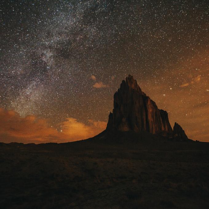 Cielos estrellados sobre Shiprock en la reserva de la nación Navajo