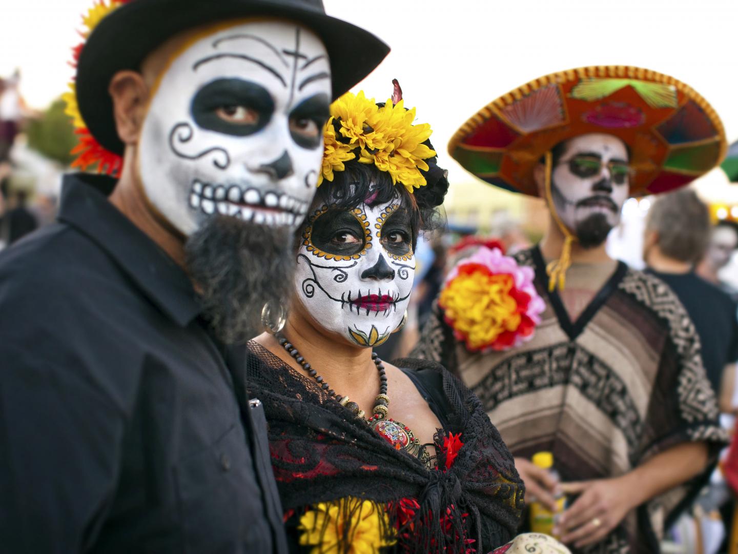 Festivaliers maquillés selon la tradition des « sugar skulls » à l’All Souls Procession Weekend
