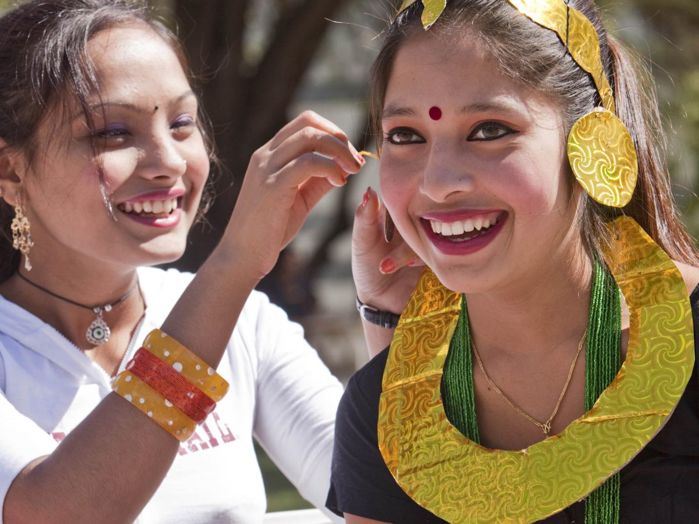Jeunes femmes souriantes au festival folklorique Tucson Meet Yourself