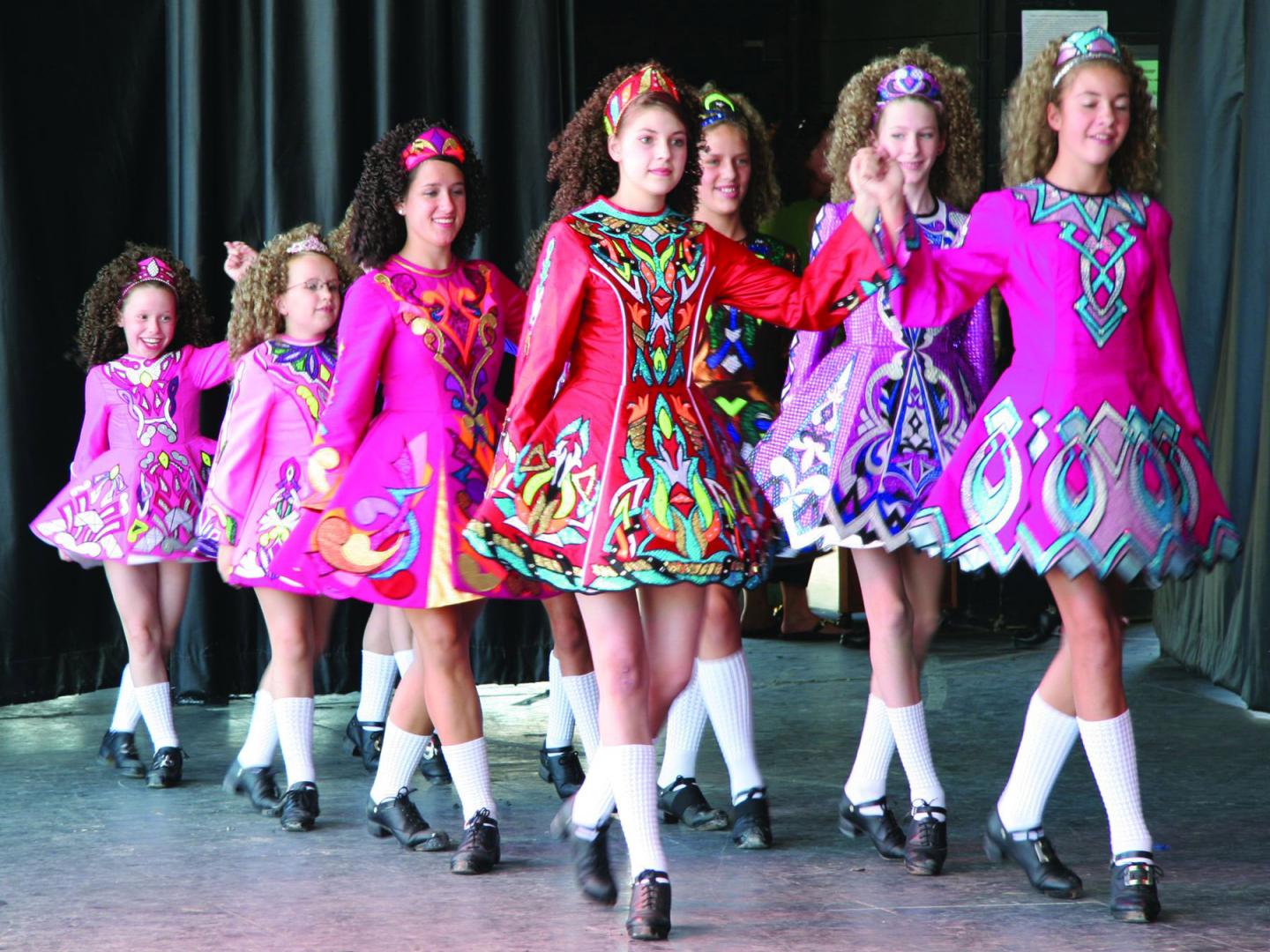 Jeunes danseuses de gigue irlandaise en costumes colorés à l'Irish Fest