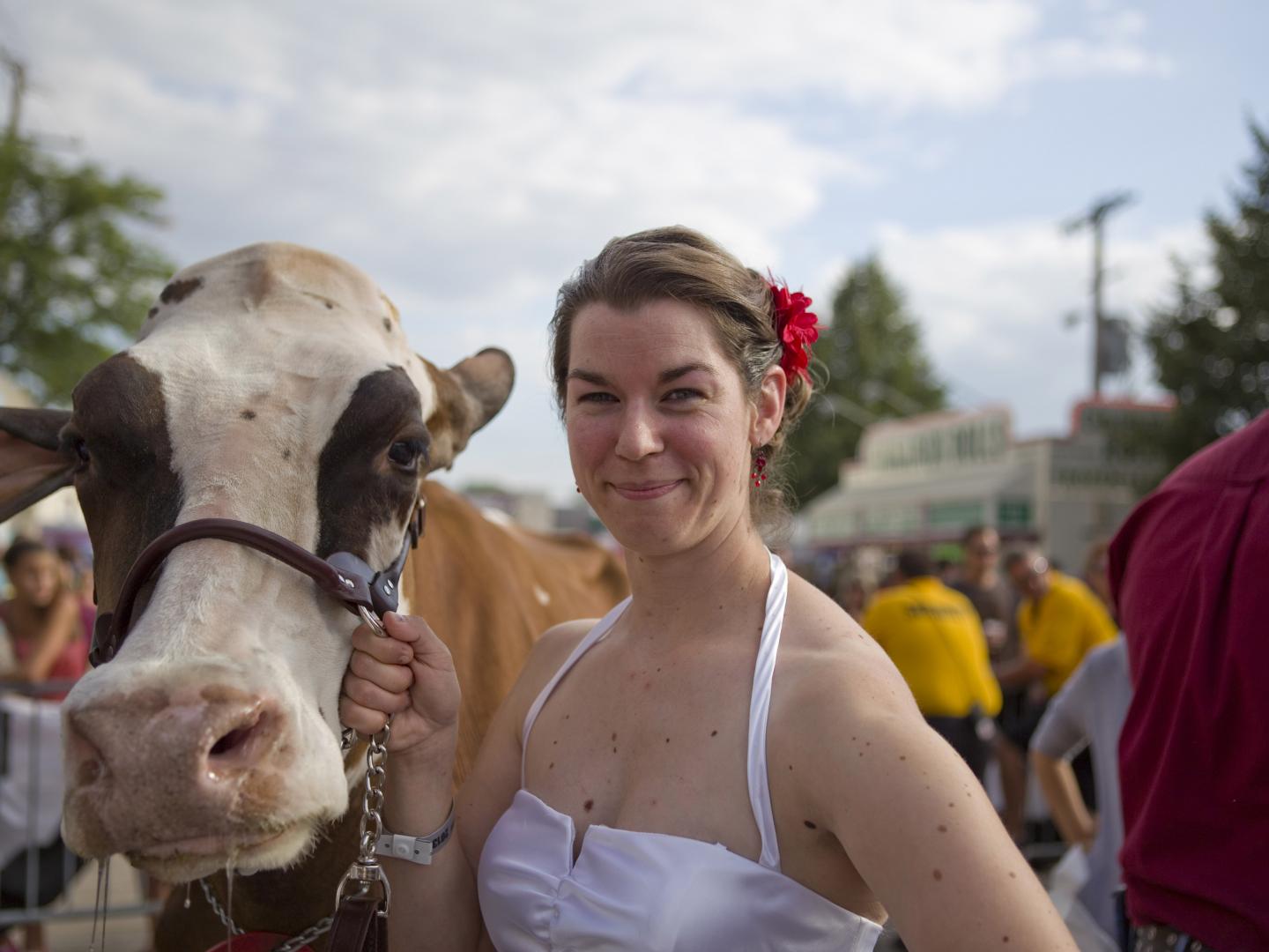 Une femme et sa vache à la foire de l'État du Wisconsin