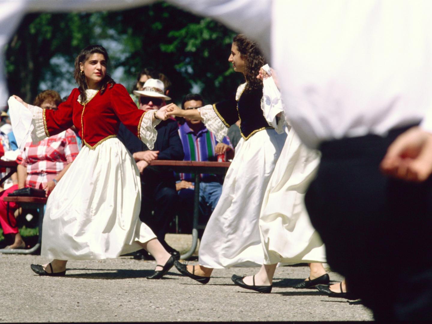 Danse et costumes traditionnels grecs au Rochester Greek Festival