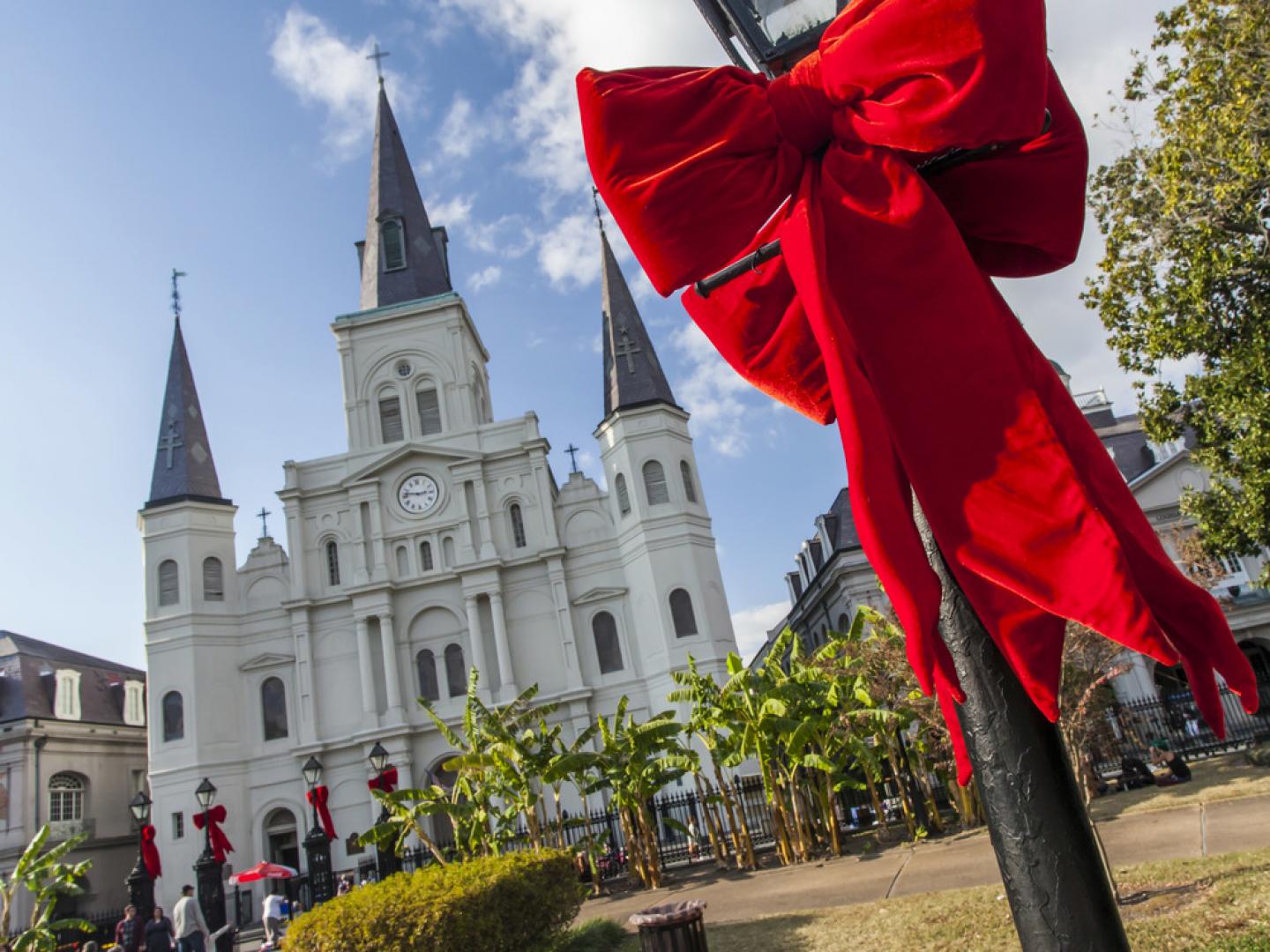 St. Louis Cathedral y Jackson Square adornadas con lazos para los días festivos