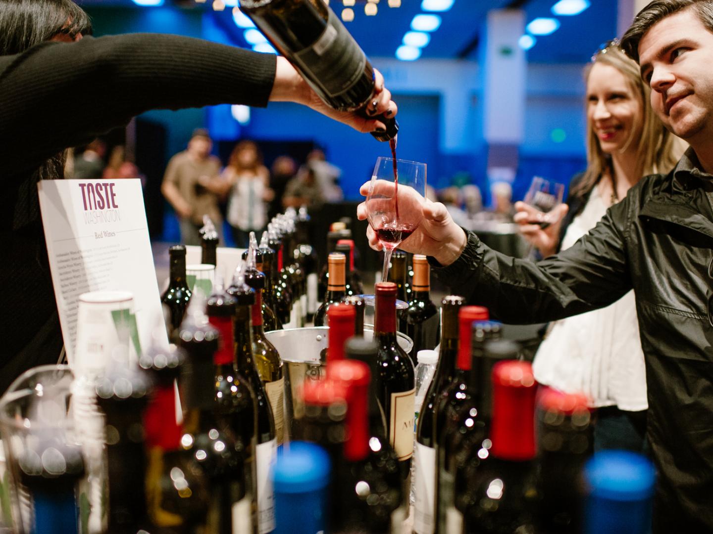 Degustando el vino en Taste Washington