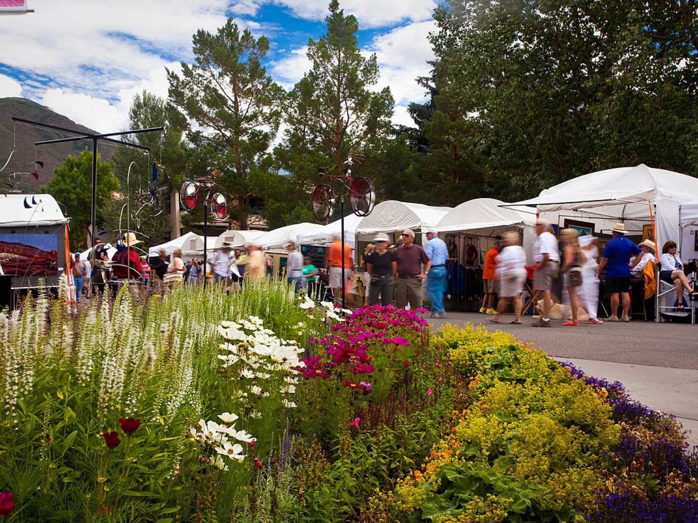 Exploration des stands d’arts à l’Aspen Arts Festival