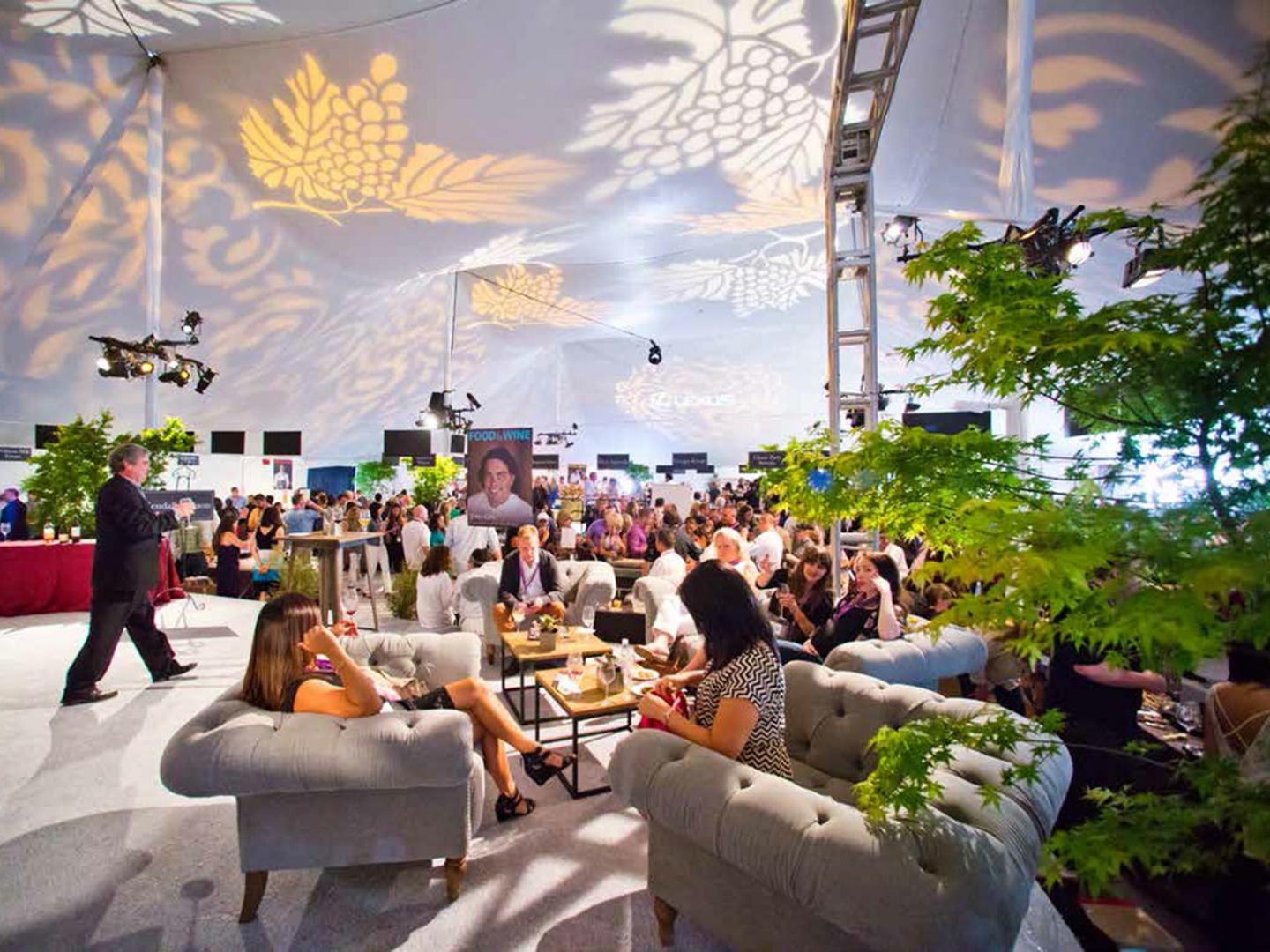 Rendez-vous sous la tente glamour du Pebble Beach Food & Wine