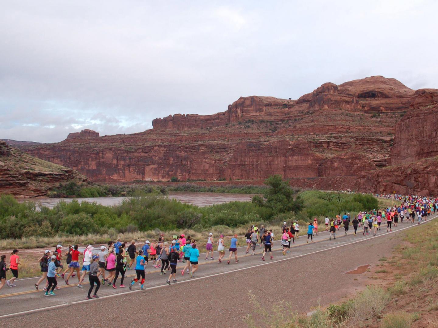 델마와 루이스 하프 마라톤에 참가한 사람들