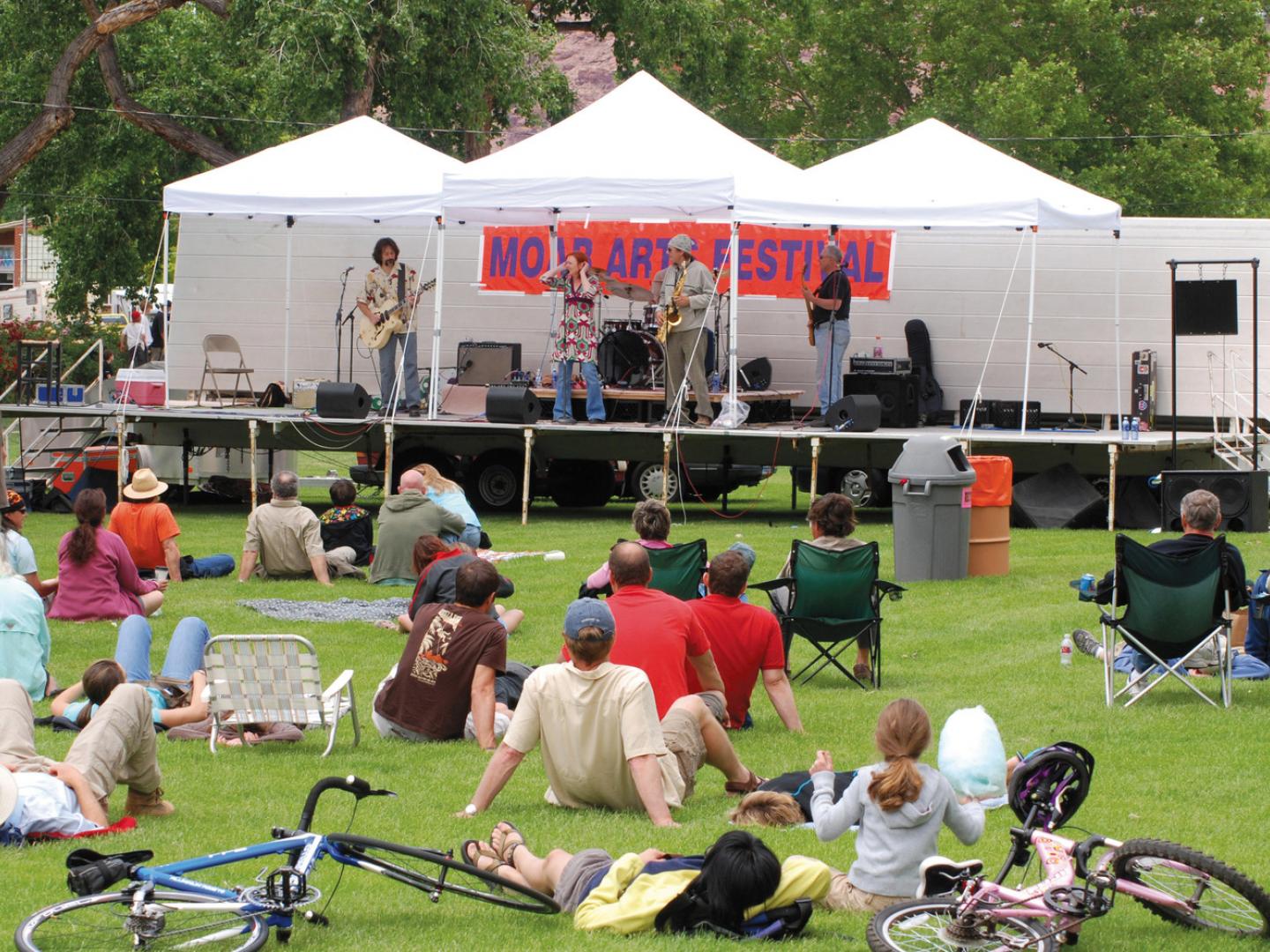 모압 아트 페스티벌에서 라이브 음악 공연 감상