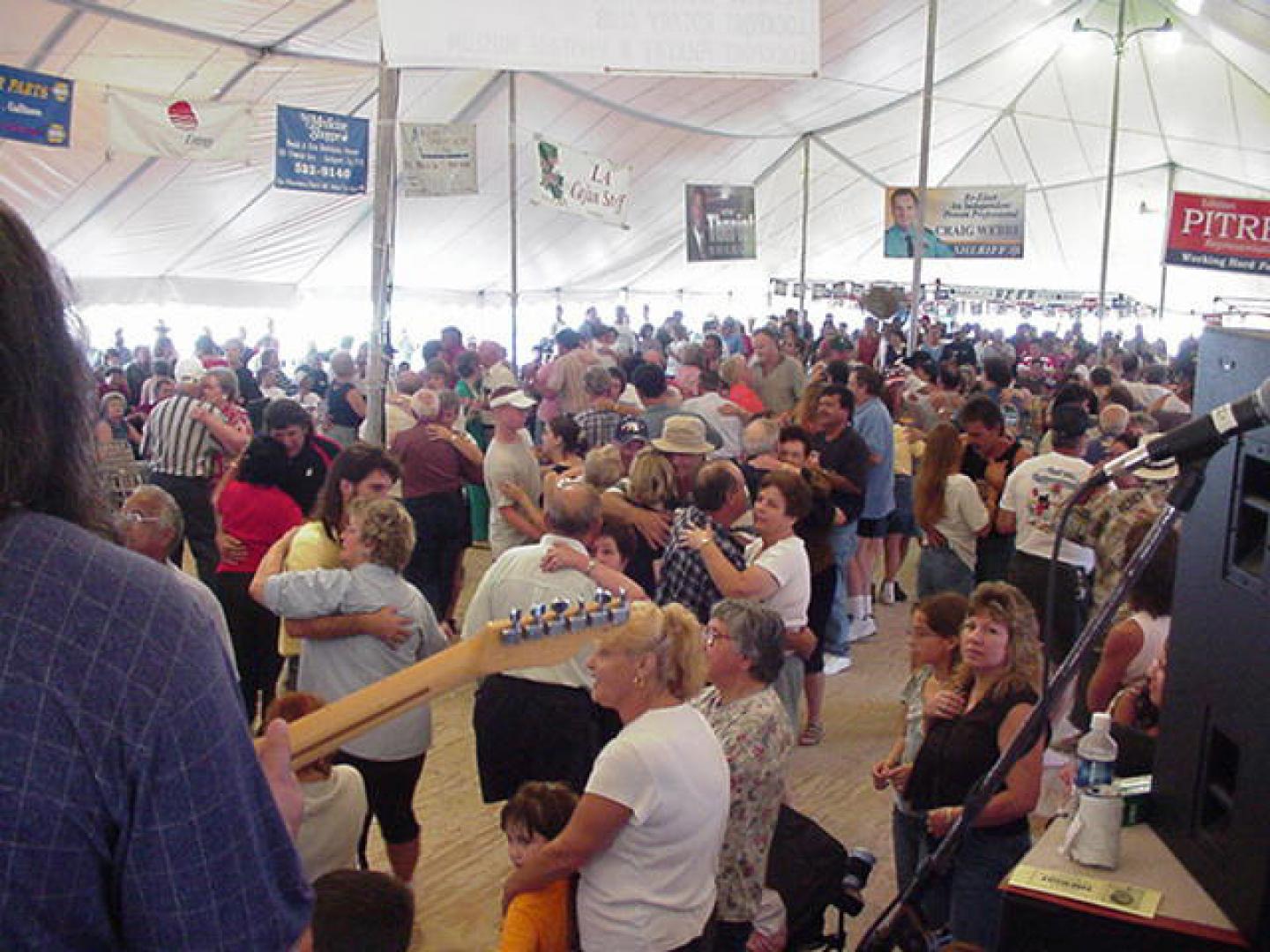 Foule dansant au son de la musique jouée lors du Lockport Food Festival