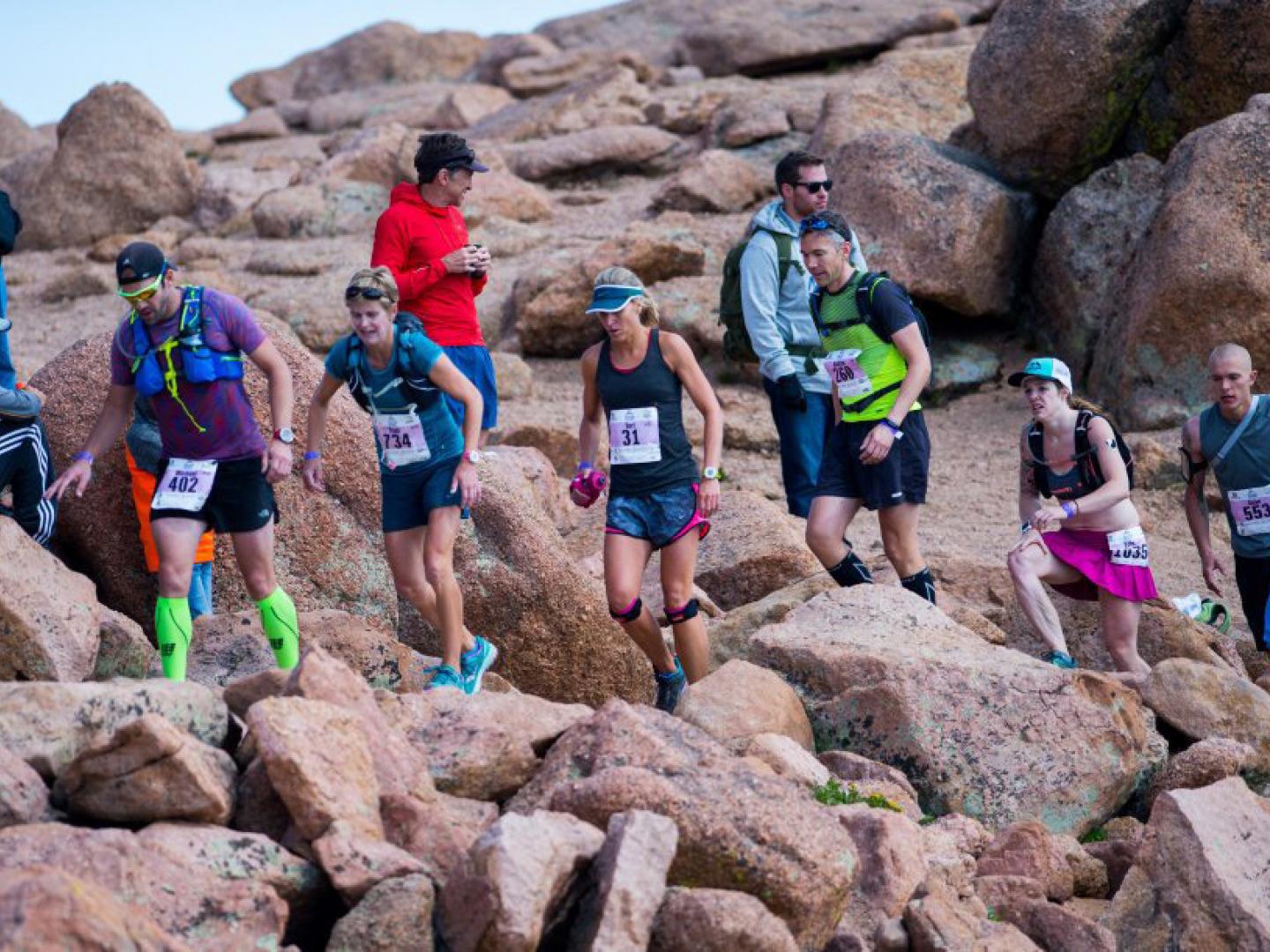 Atletas sobem a montanha na Pikes Peak Ascent and Marathon