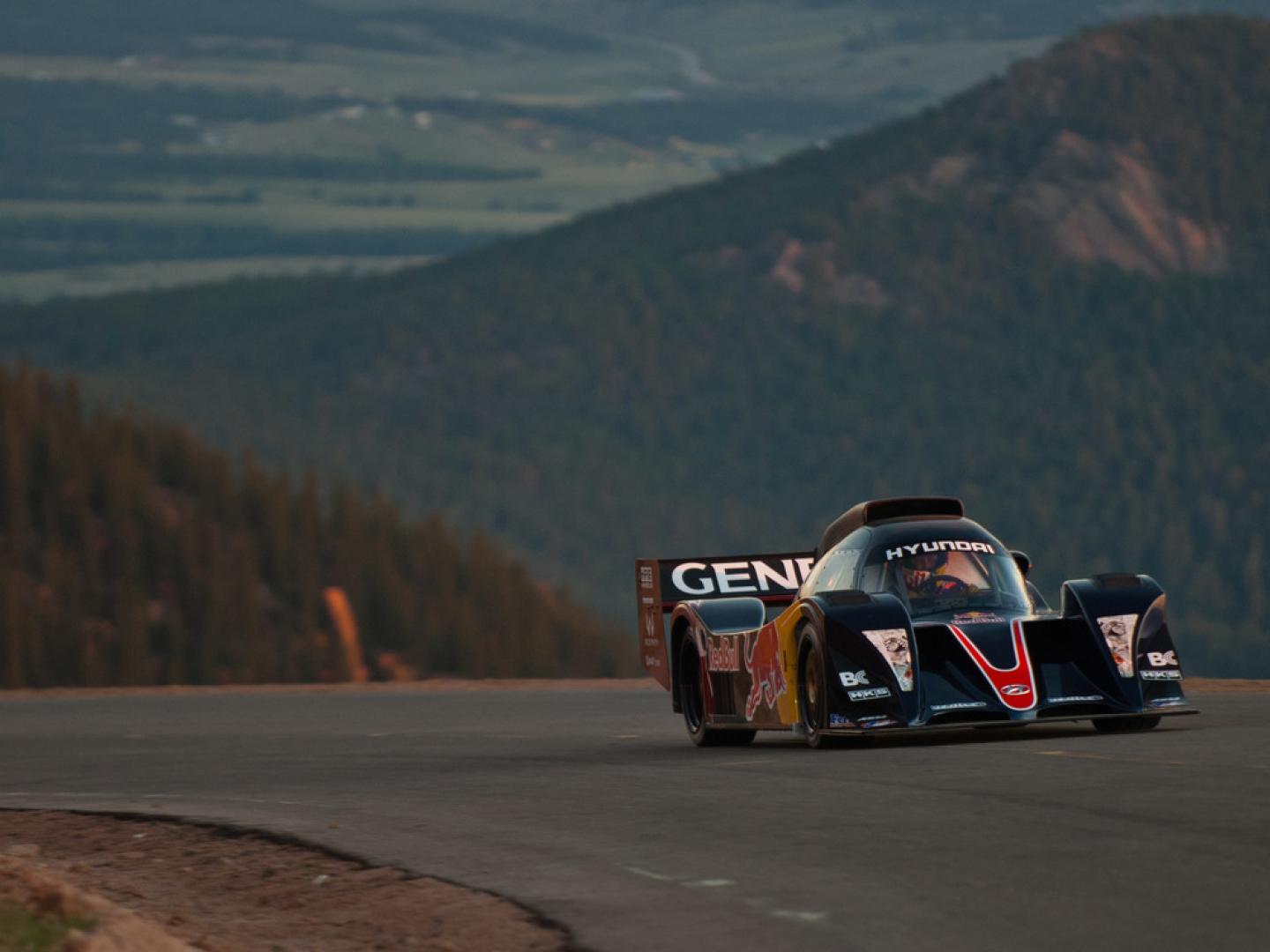 Dirigindo para ganhar a Pikes Peak International Hill Climb