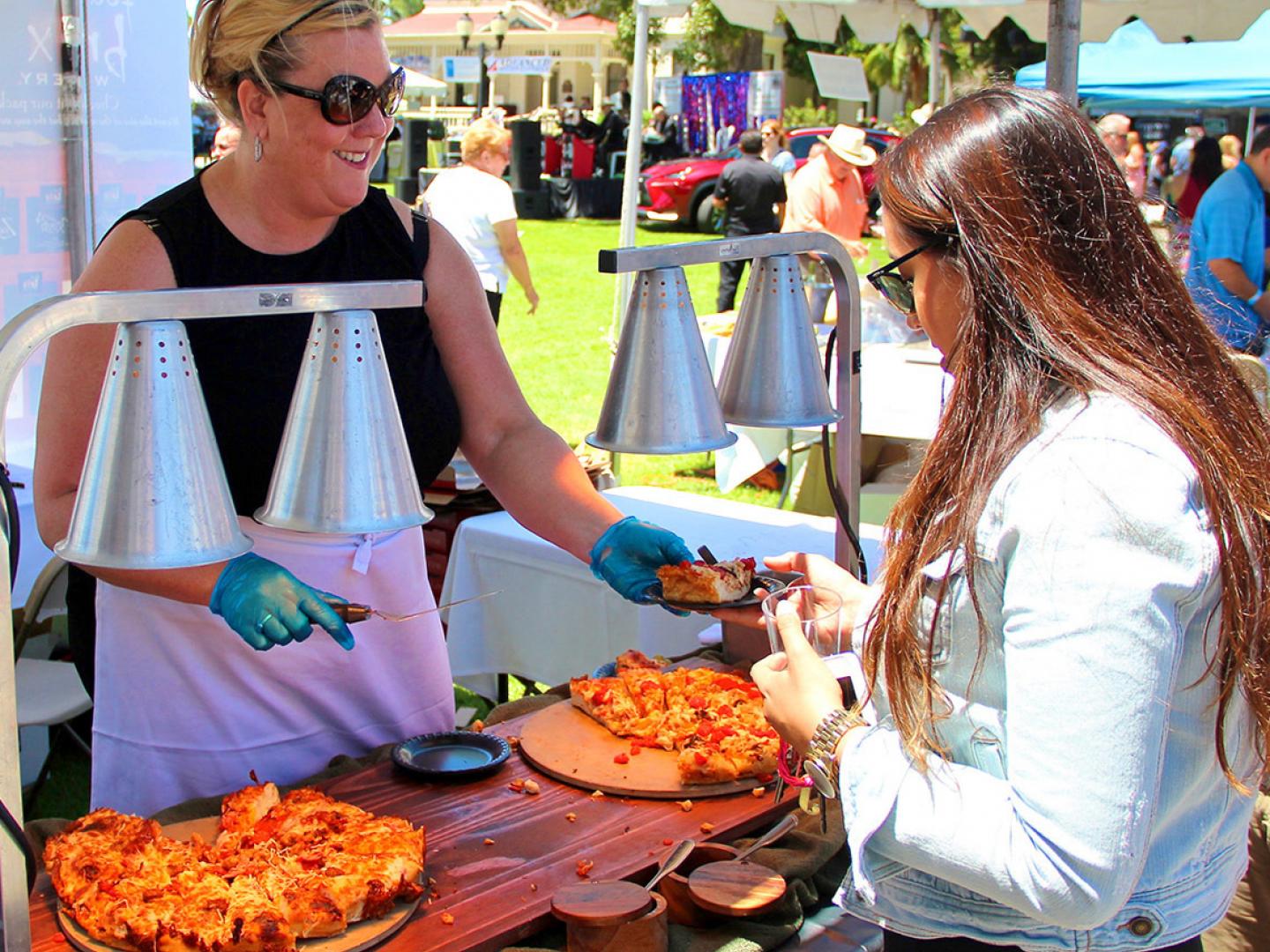 Dégustation de pizzas à la fête du goût Taste of Camarillo en Californie