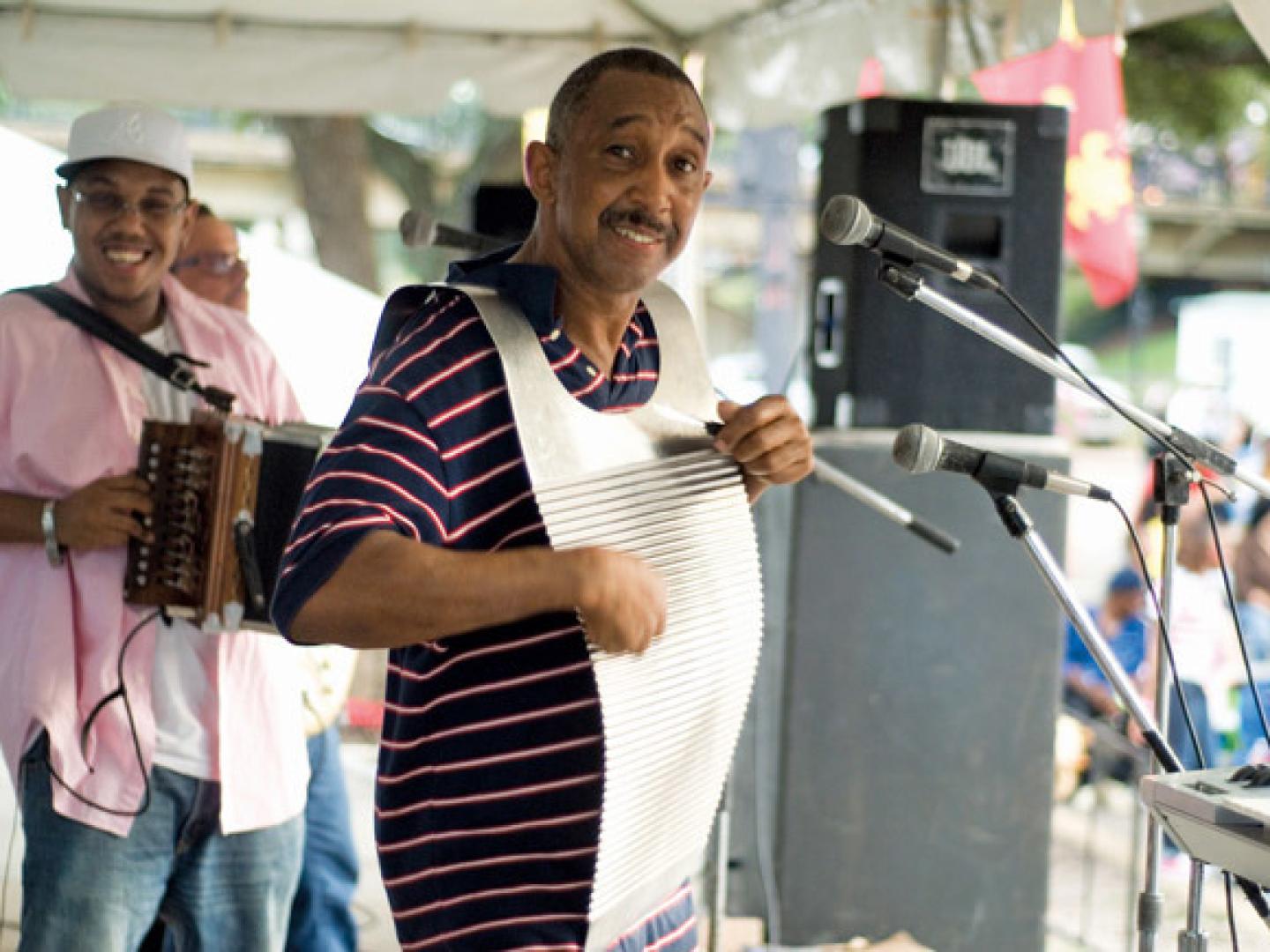 Tocando la tabla de lavar en el Cane River Zydeco Festival
