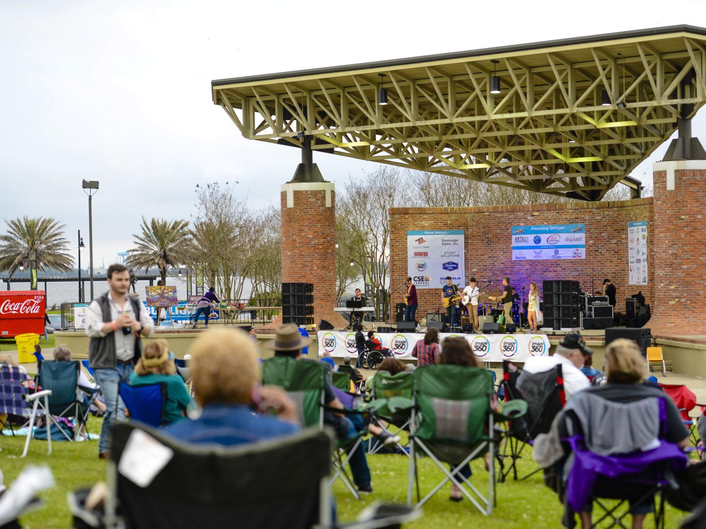 Konzertbesucher bei Live at the Lakefront in Lake Charles