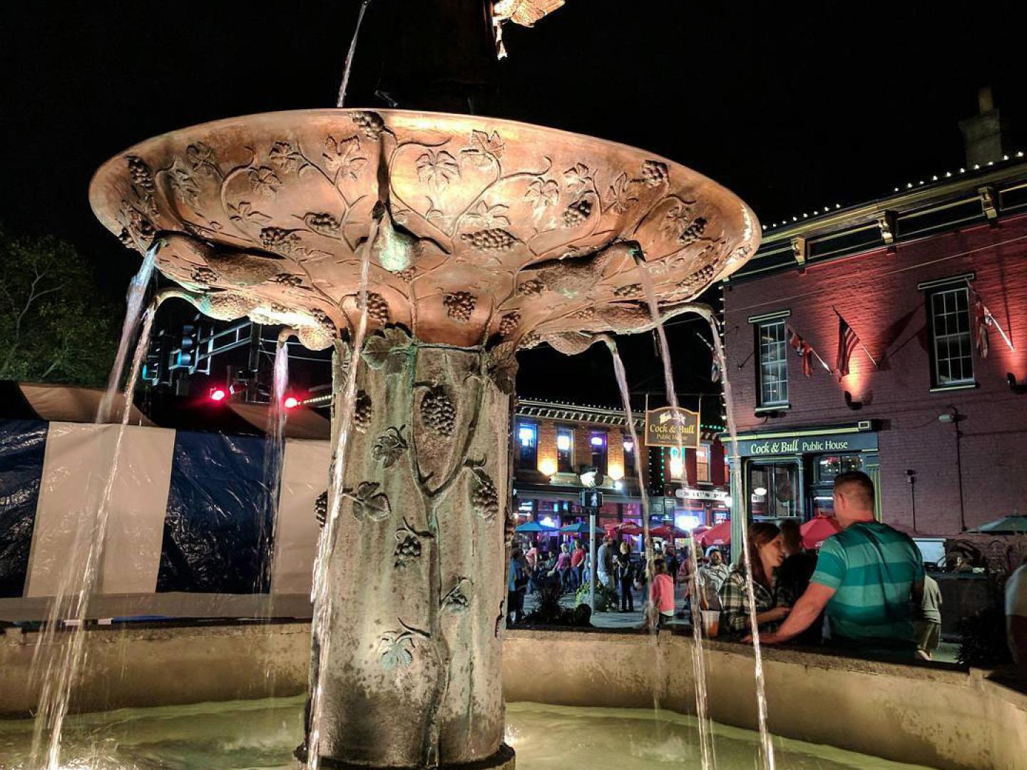 옥토버페스트를 맞아 메인슈트라세 마을로 모여든 사람들