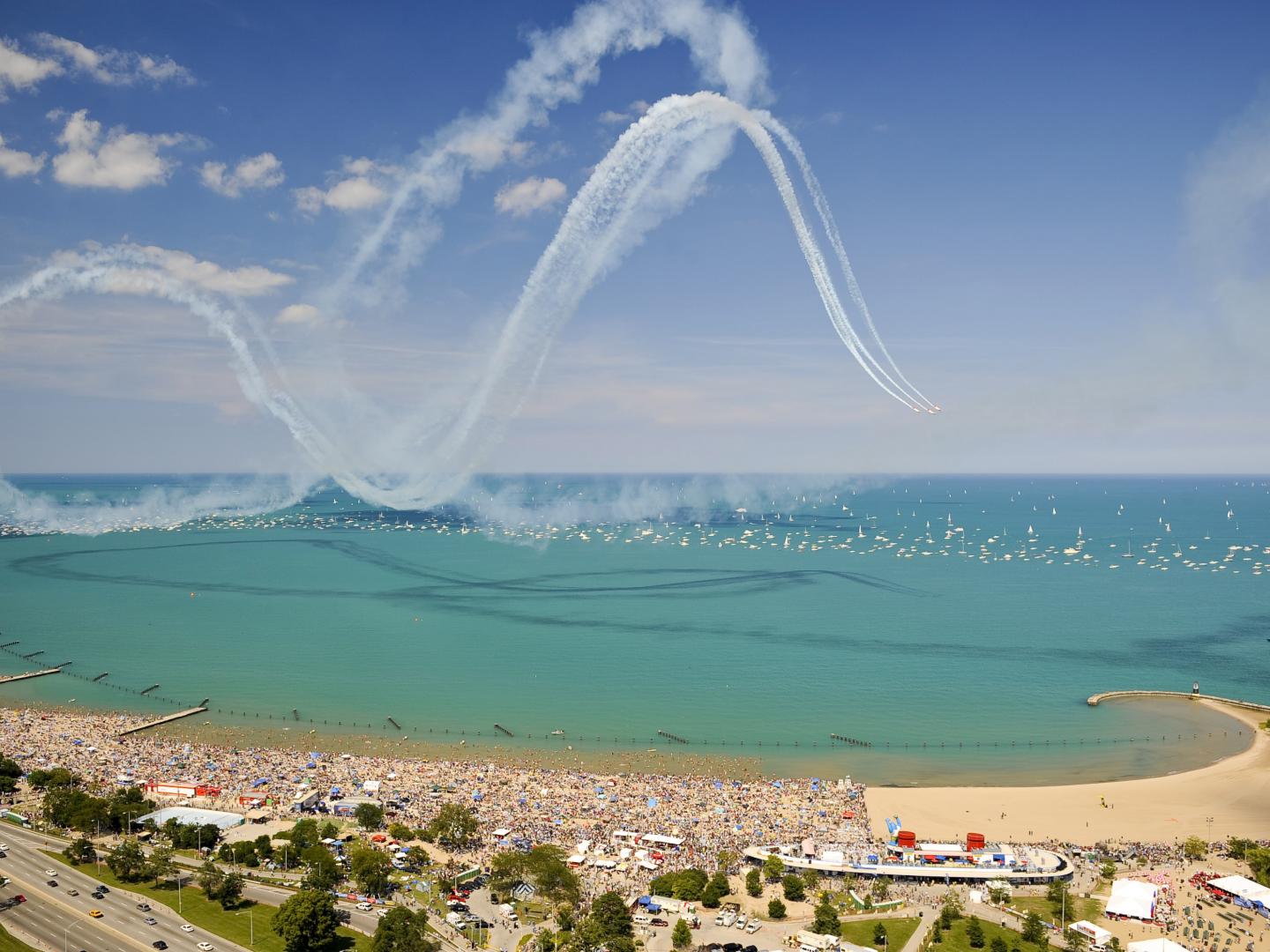 Un avión realiza maniobras acrobáticas en el Chicago Air & Water Show