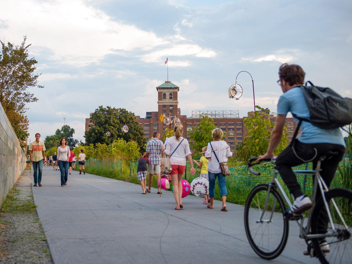 Caminantes y ciclistas por Atlanta BeltLine, donde se realiza un desfile anual de faroles