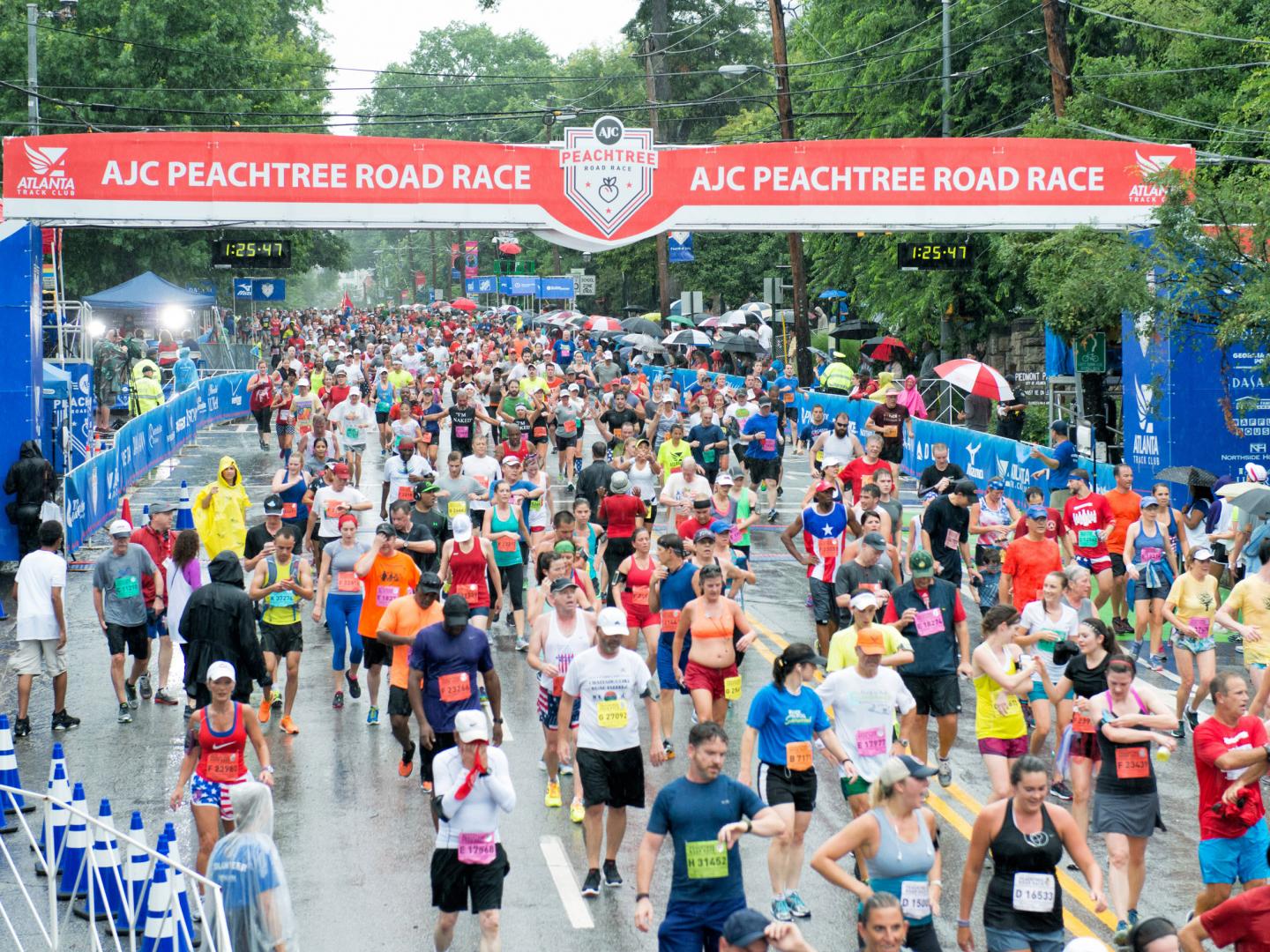 Corredores terminando la Peachtree Road Race en Atlanta, Georgia