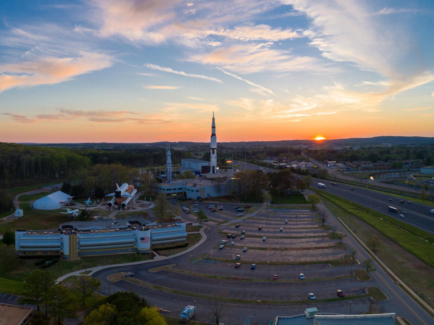 Vista al Space and Rocket Center en Huntsville, Alabama