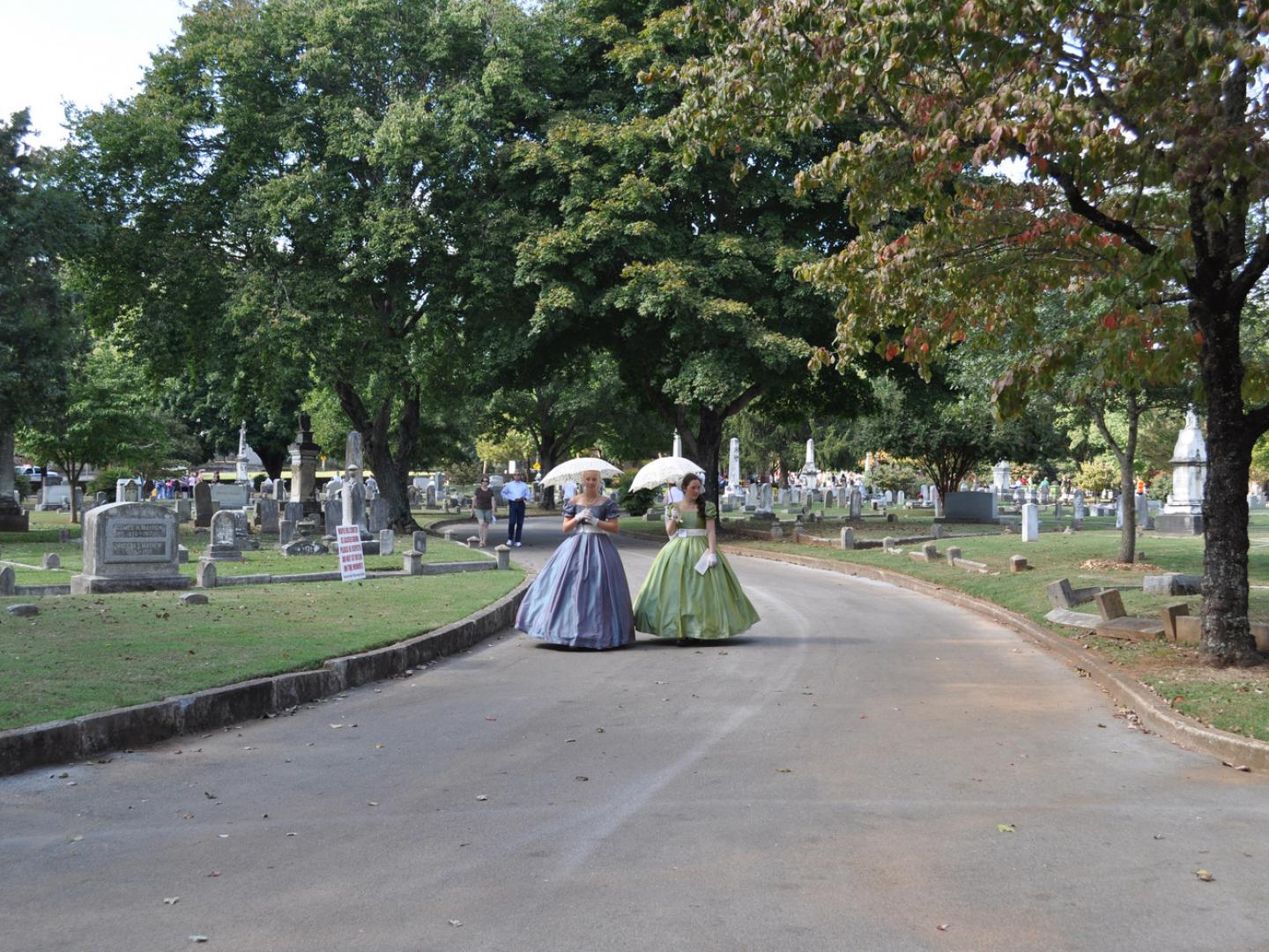 Personajes históricos disfrazados en el evento Maple Hill Cemetery Stroll en Huntsville, Alabama