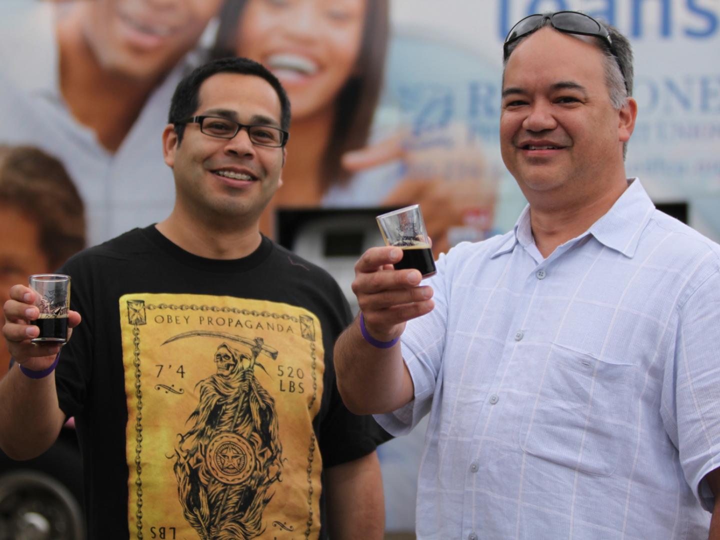 Probando cervezas en el Rocket City Brewfest en Huntsville, Alabama