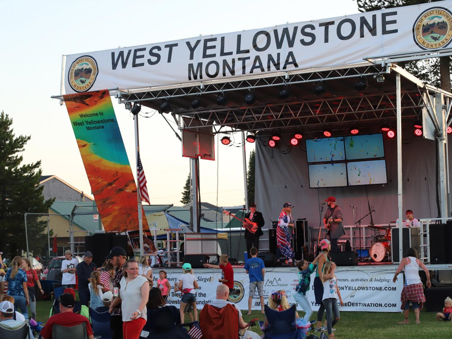 Disfrutando de un concierto en vivo durante el evento Music in the Park en West Yellowstone, Montana