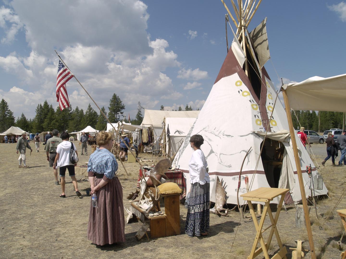 Vendedores en el Smokin' Waters Mountain Man Rendezvous en West Yellowstone, Montana